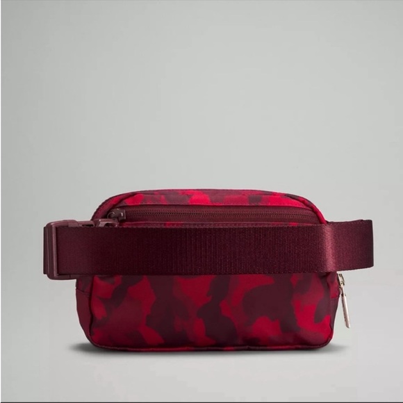 lululemon Everywhere Belt Bag Lunar New Year Red/Black - Picture 2 of 6